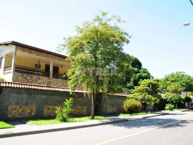 Espetacular casa com oito quartos, cinco suítes e varanda no em meio a natureza, no bairro peixoto, itaipu!