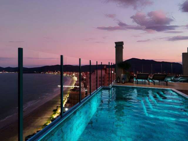 Viva o luxo na cidade que mais valoriza no litoral catarinense. Apartamento em Meia Praia com vista deslumbrante para o mar!