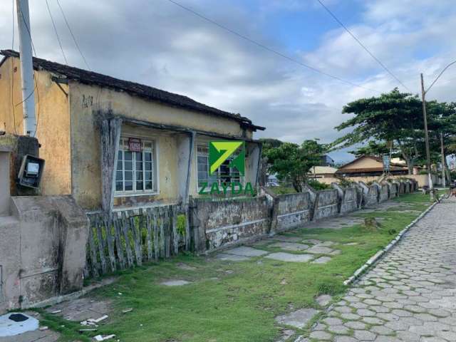 Casa em amplo terreno de esquina, com 1.020 m² de área total, no Praião, em Barra de São João.