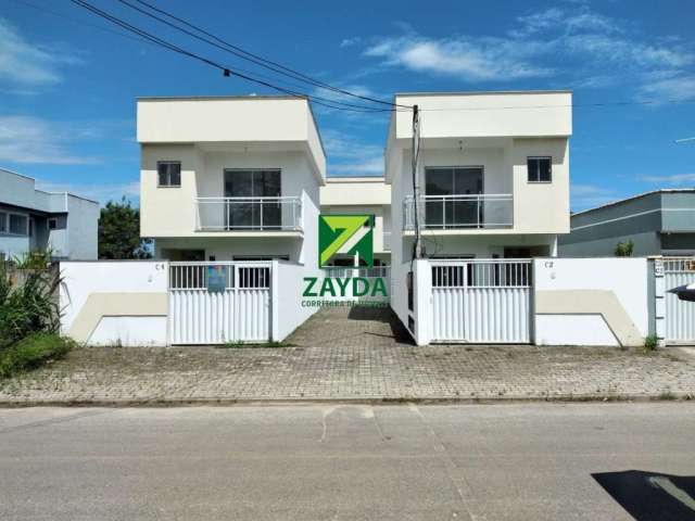 Casa duplex independente com 02 quartos, em Extensão Serramar - Rio das Ostras.