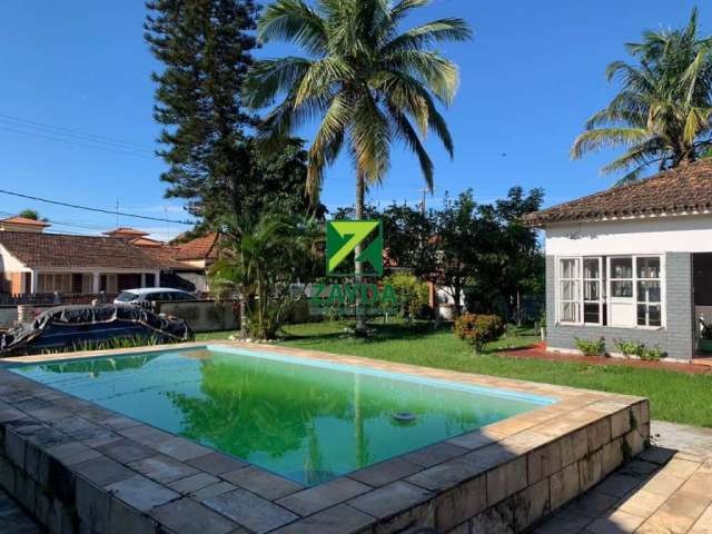 Casa com 03 quartos, jardim e piscina, no Centro, Praião, em Barra de São João.