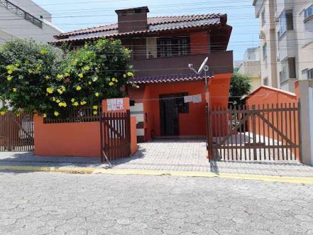 Apartamento com 2 dormitórios para alugar, 1 m² por R$ 520,00/dia - Bombas - Bombinhas/SC