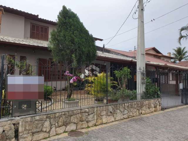 Casa semimobiliada com 4 dormitórios/quartos e sendo 3 suítes A Venda - Córrego Grande, Florianópolis SC