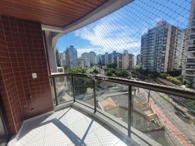 Apartamento com vista panorâmica de 3 dormitórios, sendo 1 suíte, 2 vagas de garagem no bairro Agronômica em Florianópolis/SC.