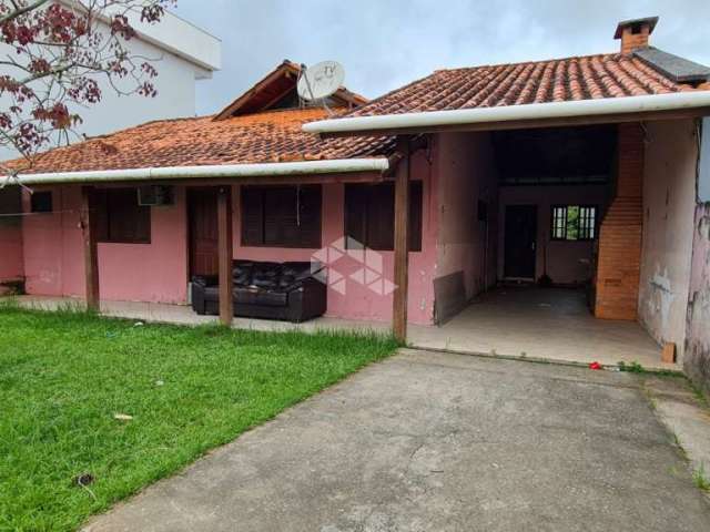 Casa residencial com 3 dormitórios, sendo 1 suíte, 2 vagas de garagem no bairro Carianos em Florianópolis/SC.