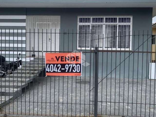 Casa residencial com 7 dormitórios, sendo 3 suítes, 3 vagas de garagem no bairro Trindade em Florianópolis/SC.