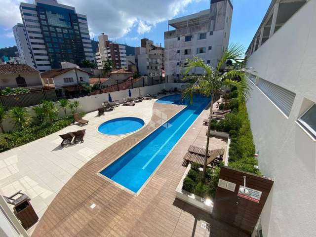 Apartamento SEMIMOBILIADO com vista panorâmica de 2 dormitórios, sendo 1 suíte, 1 vaga de garagem no bairro Trindade em Florianópolis/SC.