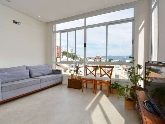 Casa com vista para o mar SEMIMOBILIADA com 4 dormitórios, sendo 4 suítes, 3 vagas de garagem no bairro João Paulo em Florianópolis/SC.