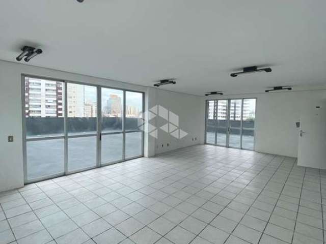 Sala comercial com terraço e vista privilegiada com área de 270,20 m² no bairro Estreito em Florianópolis/SC.