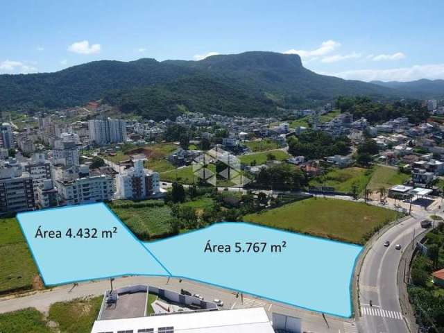Terreno com área de 4.432m², na Palhoça/SC.