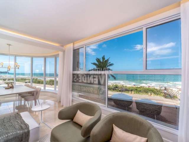 Apartamento alto padrão finamente mobiliado, equipado e decorado frente mar na praia brava com 04 suítes e dependência.