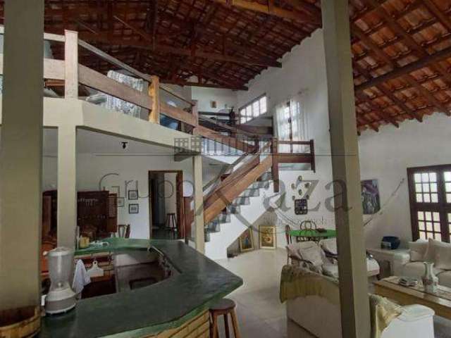 Casa/ Sobrado em Condomínio 370 m² 4 Dormitórios em Caraguatatuba