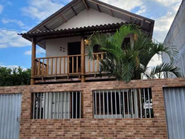Oportunidade de casa duplex revestida de madeira em condados de meaípe / guarapari - es