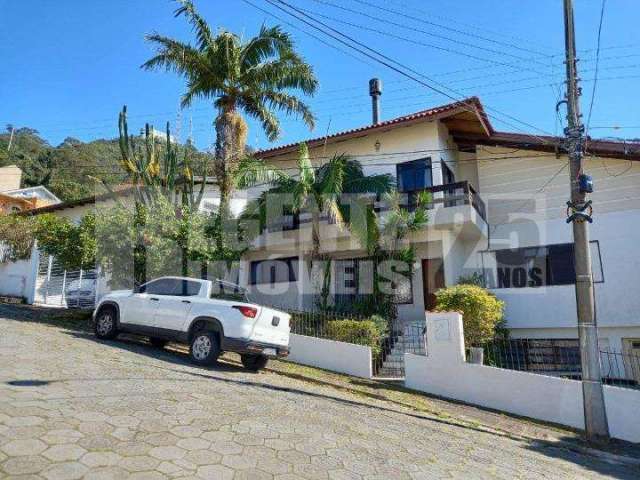 Casa com 6 quartos à venda no bairro Trindade em Florianópolis.