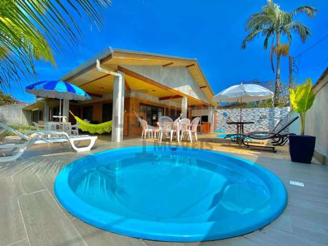 Casa com piscina na quadra do mar