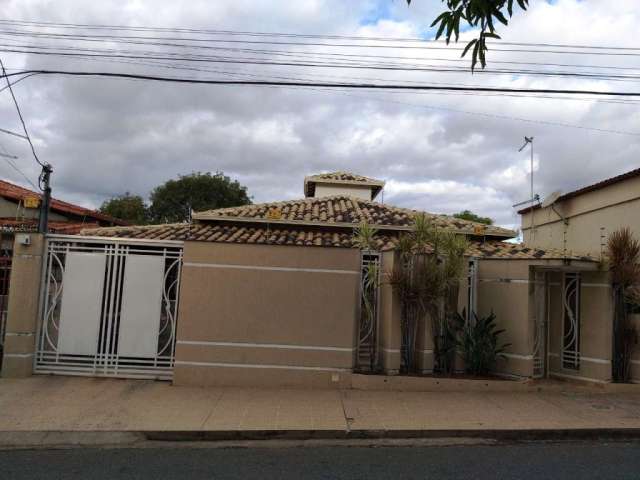 Casa com 3 quartos à venda na Rua Edmar Colini Ferreira, 168, Maria Helena, Belo Horizonte por R$ 795.000