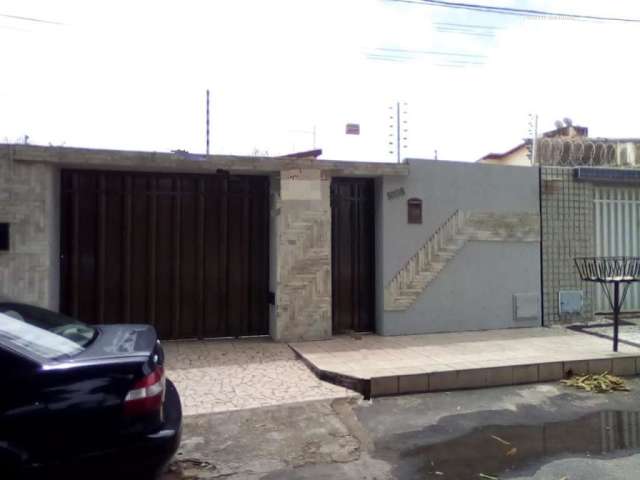 Casa com 3 quartos à venda na Cidade dos Funcionários, Fortaleza  por R$ 620.000