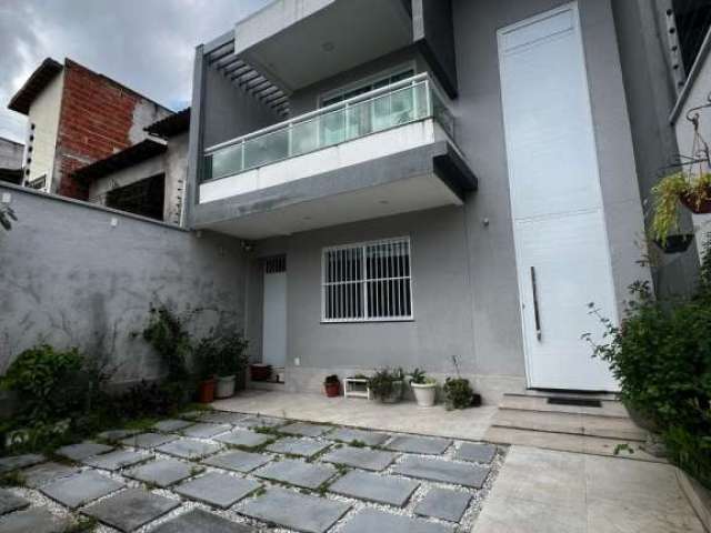 Casa com 4 quartos à venda no Cajazeiras, Fortaleza  por R$ 890.000