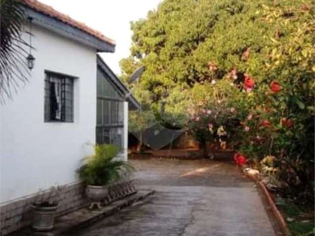 Imóvel residencial amplo com jardim no centro de Saltinho-SP.