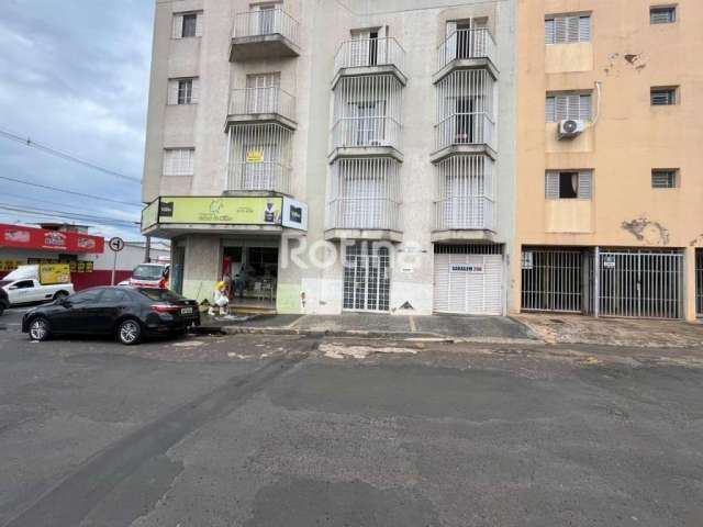 Apartamento para alugar, 3 quartos, 1 suíte, 1 vaga, Brasil - Uberlândia/MG - R$ 1.600,00