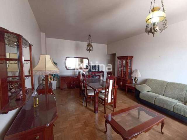 Apartamento à venda, 3 quartos, 1 suíte, Centro - Uberlândia/MG - R$ 370.000,00