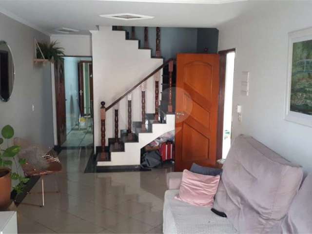 Sobrado à venda 239m² e 3 dormitórios, localizado no bairro Vila Rosália