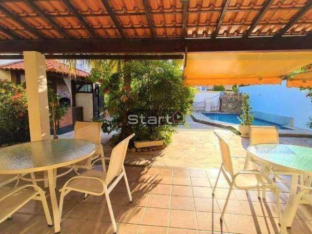 START imóveis vende: Casa na quadra da Praia em Piratininga, 3 quartos (1 suíte), varanda e piscina.