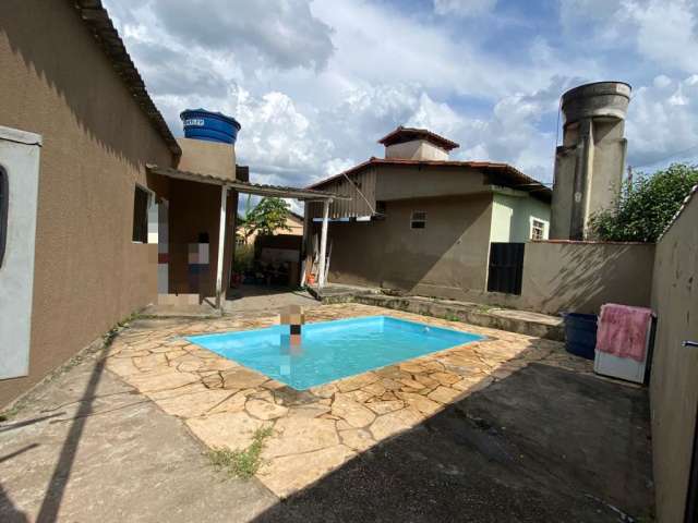 Casa com piscina e lagoa em lote com área de 238,20 m² em Sitio Novo, Mateus Leme/ MG