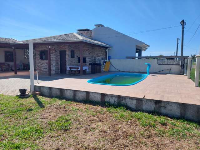 Casa com piscina a venda em Arroio do Sal.