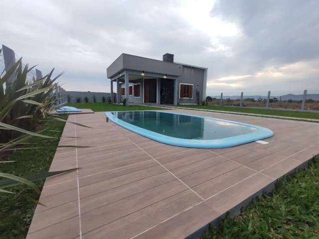 Linda casa com piscina a venda em Arroio do Sal-RS.