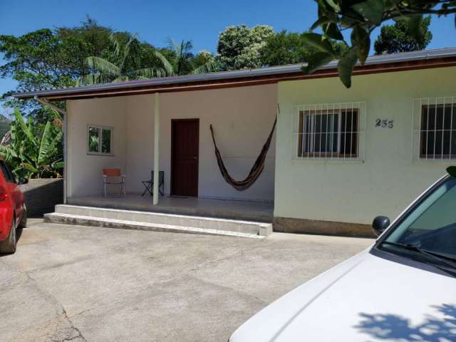 Aconchegante Casa Mobiliada à venda na Praia do Siriú, em Garopaba.

O imóvel mobiliado com 90 m² de área privativa, possui 2 dormitórios, sendo 1 suíte com ar condicionado, 2 banheiros, cozinha ameri
