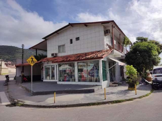 Excelente imóvel à venda no bairro Vargem do Bom Jesus, em Florianópolis.

Casa semi-mobiliada com aproximadamente 400 m² de área privativa, possui 3 dormitórios sendo 1 suíte, 2 banheiros, cozinha, s