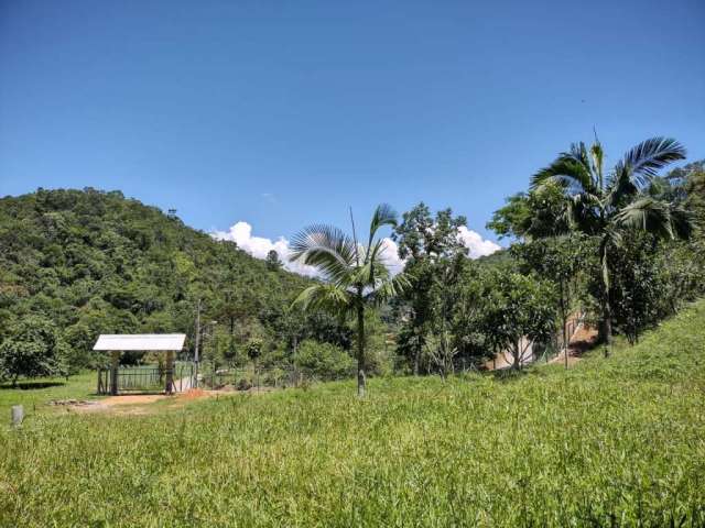 Excelente sítio a venda localizado na Colônia Santana, em São José.

O sítio possui uma cabana de pedra e madeira, em uma área de 43.000 m² de terreno, por onde passa uma linda cachoeira.

O terreno p
