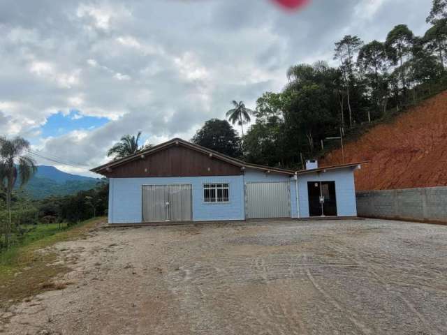 Ótimo sítio à venda em Três Riachos, Biguaçu.

Com 1.700 m² de área total, conta com uma aconchegante casa com amplos espaços, com 200 m² de área privativa.
A casa possui 4 dormitórios, 2 banheiros, c