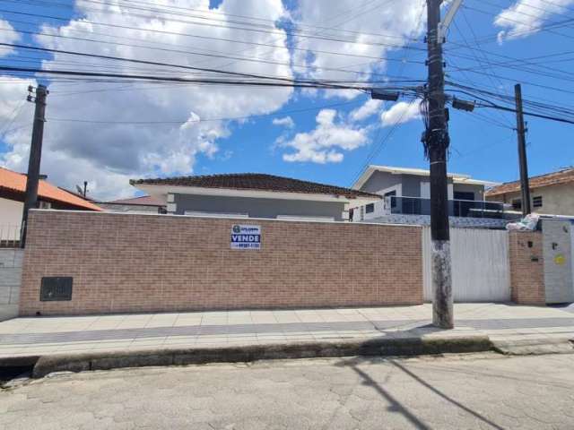 Ótima casa à venda em Fundos, Biguaçu.

O imóvel com 100 m² de área privativa, possui 4 dormitórios sendo 1 suíte, 2 banheiros, cozinha, sala de jantar, sala de estar e área de serviço.

Localizado pr