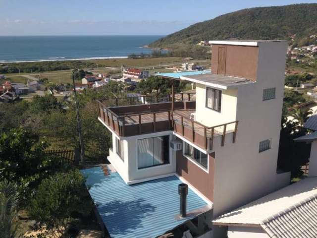Excelente imóvel para investimento na Praia da Gamboa, em Garopaba.

2 casas com total de 260 m² de área construída.

- Casa 1: Com 2 pavimentos, sendo 180m² área privativa, composta por 2 dormitórios