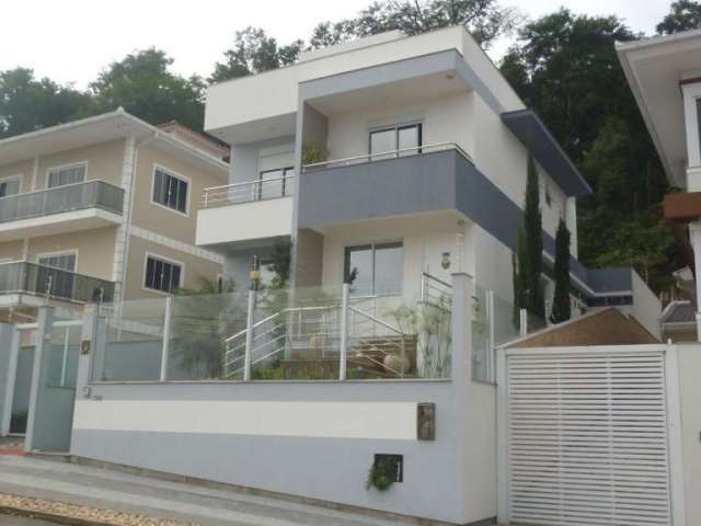 Magnifica Casa à venda, bairro Forquilhinhas em São josé.

Possui 326,48 m² de área privativa, com 4 dormitórios, sendo 1 suíte master com closet e banheira de hidromassagem, 2 banheiros sociais, sala