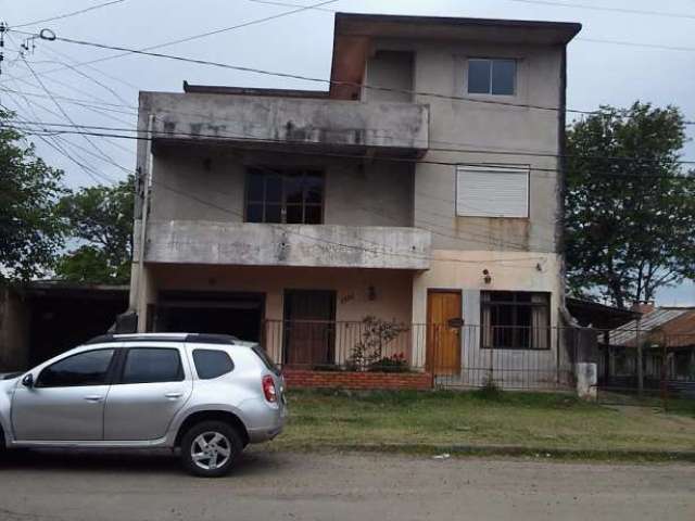 Apartamento cobertura DUPLEX,  bairro central em Uruguaiana. Pátio lateral e garagem.
