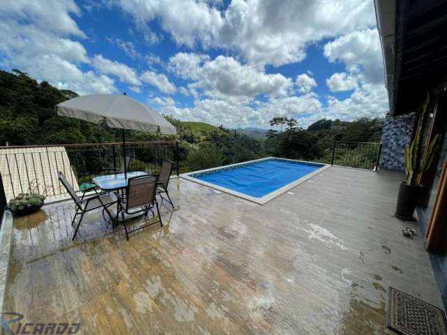 Casa à venda com 450m², 03 quartos, sendo uma suíte, lazer com piscina, hidro, sauna,área gourmet em  Pedra Azul - Domingos Martins- ES