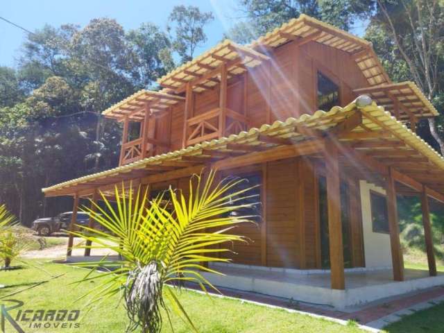 Chácara à venda com Casa duplex rústica, lago em Paraju - Domingos Martins ES.