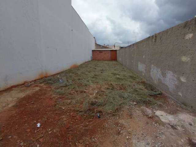 Lote em Tatuí, Jardim Planalto, 6 x 27 m, murado, plano.
