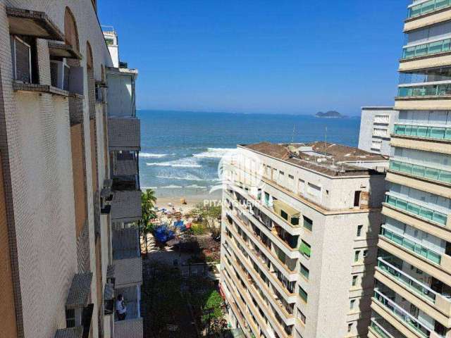Apartamento amplo com 3 dormitórios, 50 metros da praia, com vista para o mar