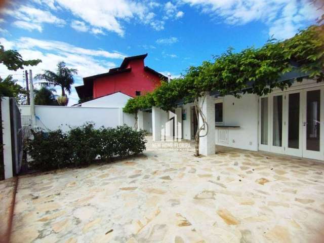 Excelente casa em  arquitetura Mediterrânea, com  localização privilegiada, fica a  300 metros da Praia do Campeche.