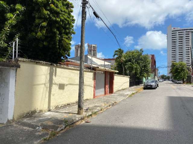 Vende casa de esquina no bairro de Fátima