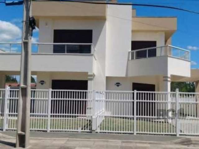 Casa sobrado localizado em Rondinha Nova na Avenida Interpraias norte  composta por três dormitórios sendo uma suite  , sacada com vista para o mar, banheiro  auxiliar ,  sala de estar e jantar integr