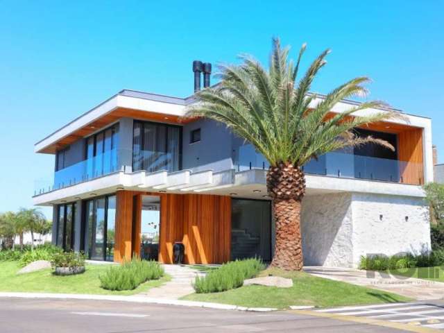 Maravilhosa casa de alto padrão à venda em Condomínio Malibu Beach Residence, com 426.64m² de área privativa. Conta com 5 quartos, todos suítes, o que proporciona conforto e privacidade para toda a fa