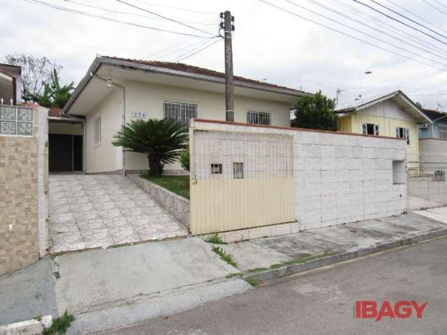 Casa com 2 quartos para alugar na Rua Santarém, 174, Forquilhas, São José, 100 m2 por R$ 2.500