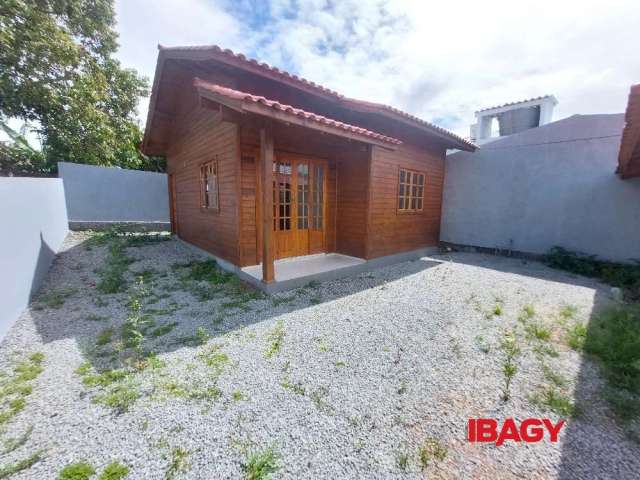 Casa com 2 quartos para alugar na Antonio Benjamim Batista, 11, Pachecos, Palhoça, 40 m2 por R$ 1.400