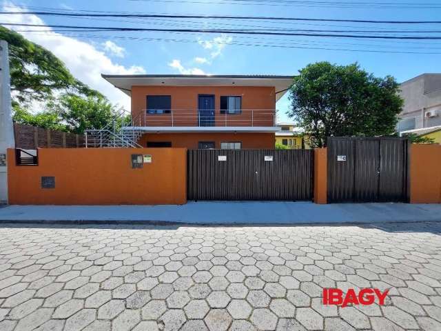 Casa com 3 quartos para alugar na Rua Coruja Dourada, 643, Campeche, Florianópolis, 78 m2 por R$ 4.900