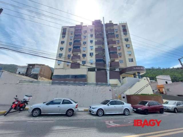Apartamento com 3 quartos para alugar na Avenida Governador Jorge Lacerda, 1835, Costeira do Pirajubaé, Florianópolis, 77 m2 por R$ 2.800